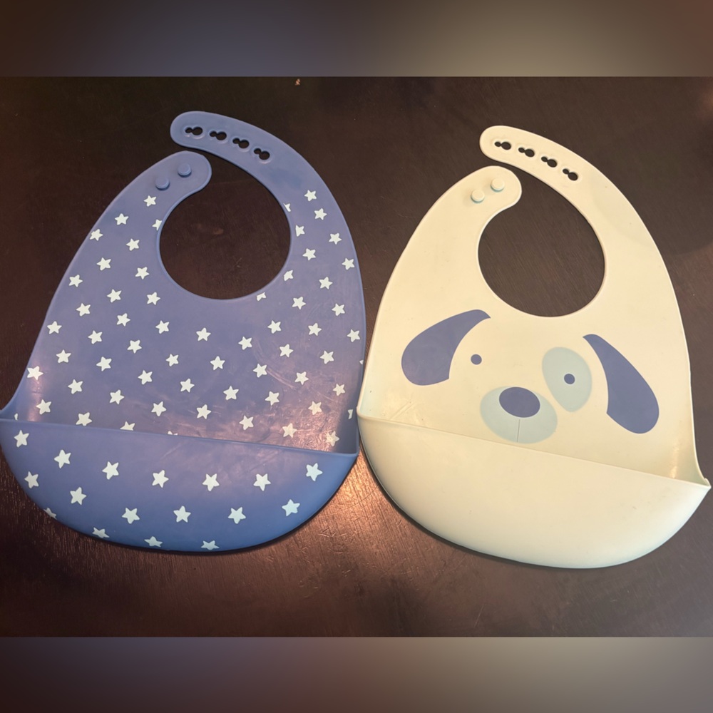 2 pack silicone bibs by Cloud Island. Blue stars and puppy dog